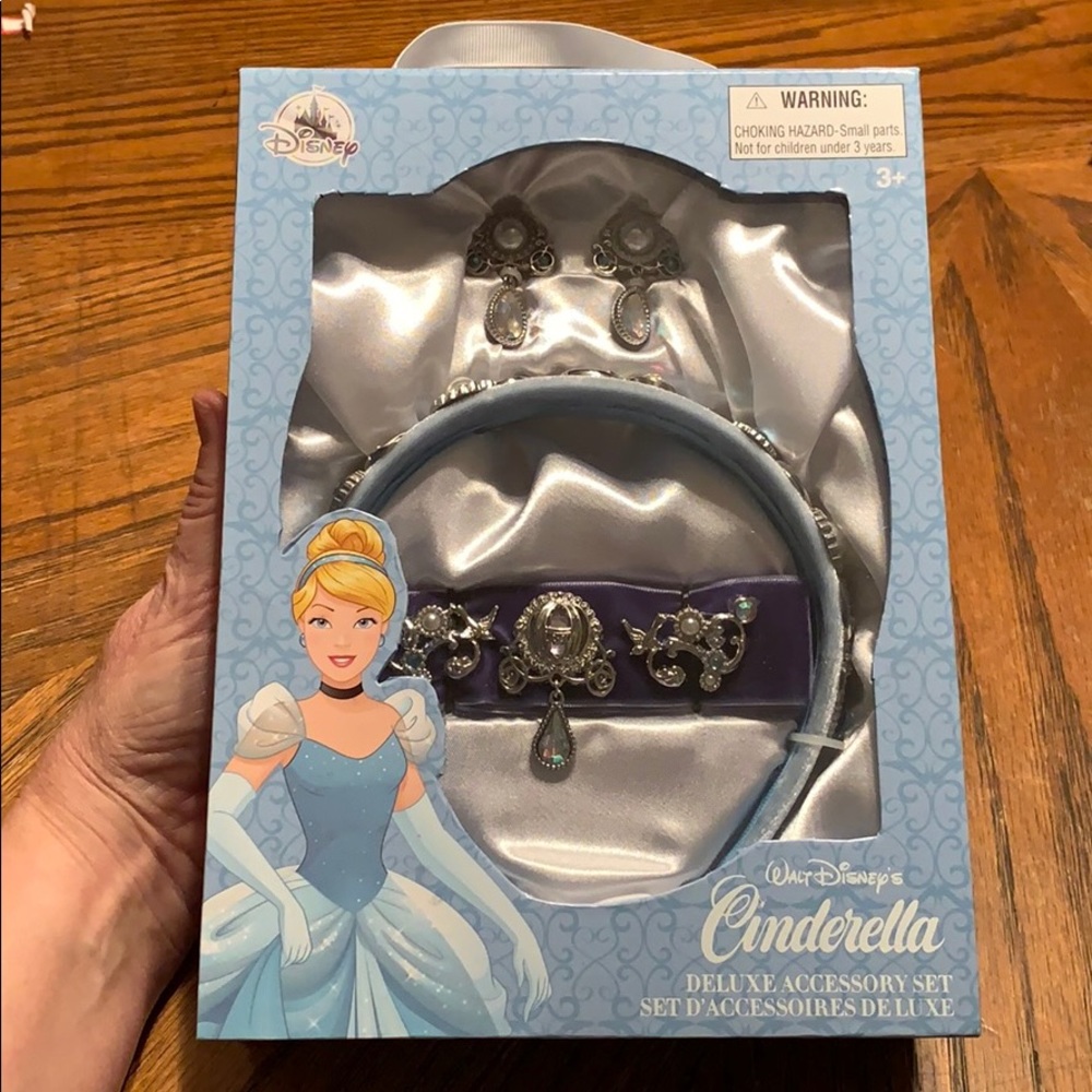 What Disney Cinderella deluxe accessory set